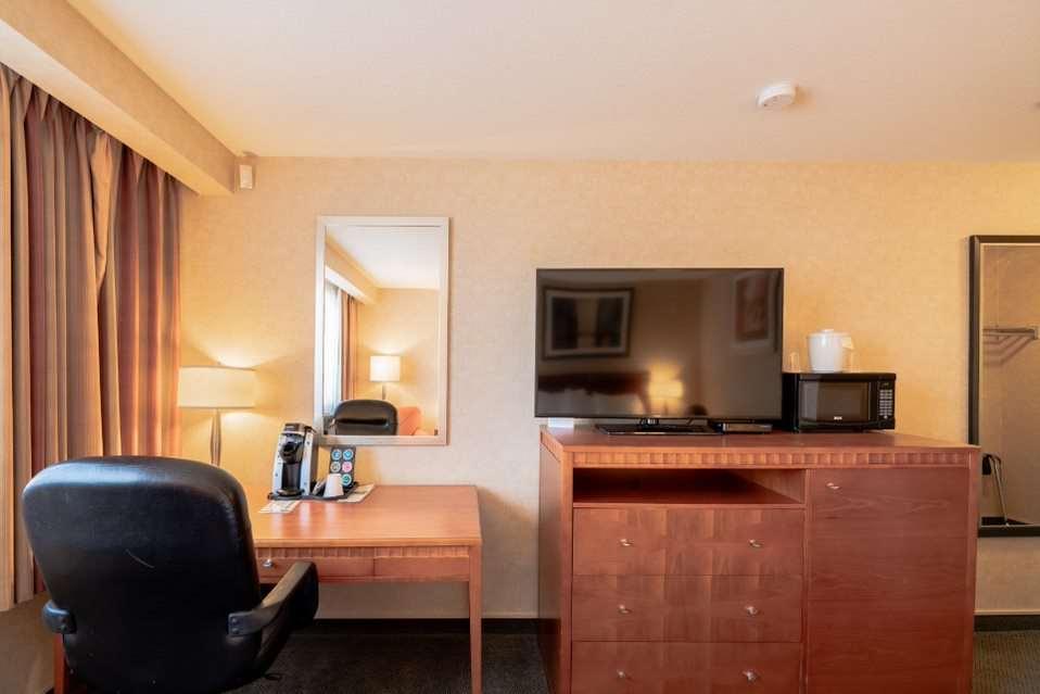 Hotel Kelowna & Conference Centre Room photo